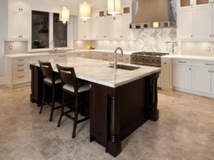 kueche mit quarz arbeitsplatten und kalksteinboden Küche mit Quarz-Arbeitsplatten und Kalksteinboden