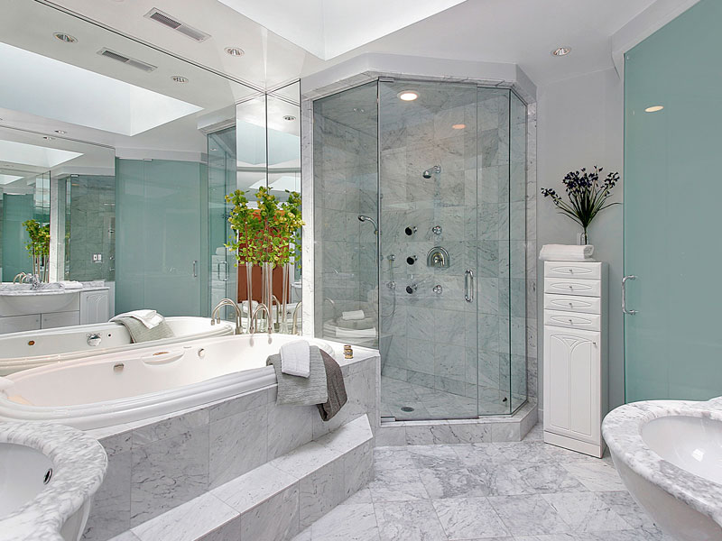 bad mit carrara marmor fliesen und waschtischplatte Bad mit Carrara Marmor Fliesen und Waschtischplatte