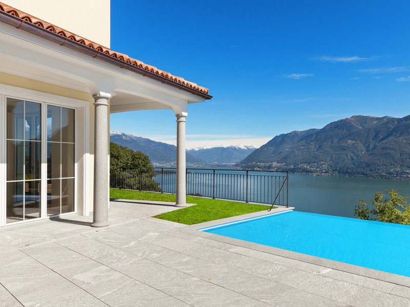 saeulen terrassenplatten und poolumrandung aus einem naturstein