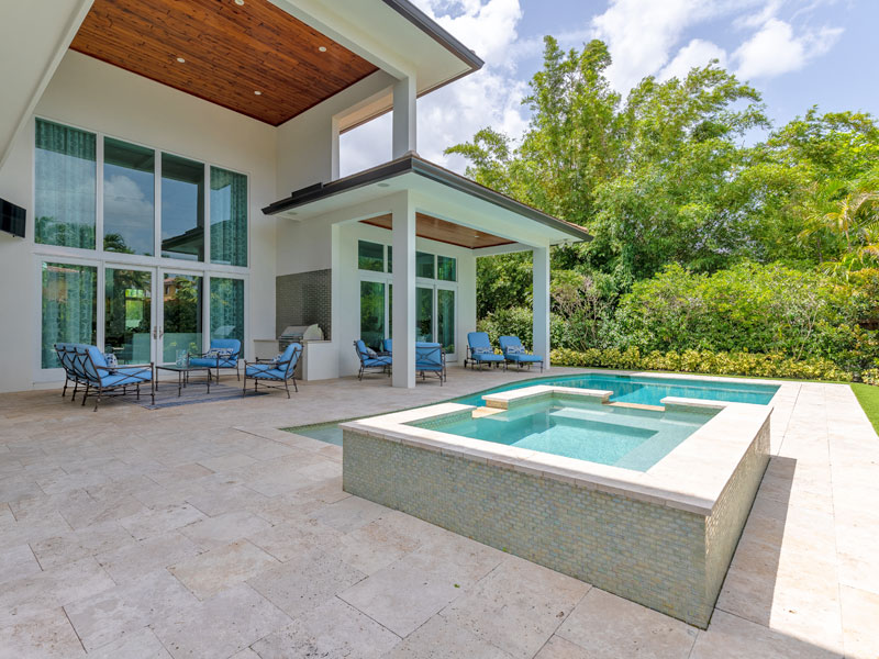 terrassenplatten und poolumrandung aus travertin Terrassenplatten und Poolumrandung aus Travertin