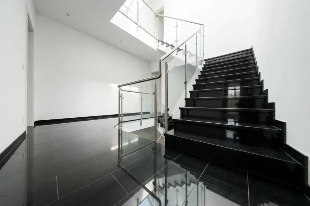 Nero Assoluto Fliesen im Treppenhaus, hochglänzend poliert