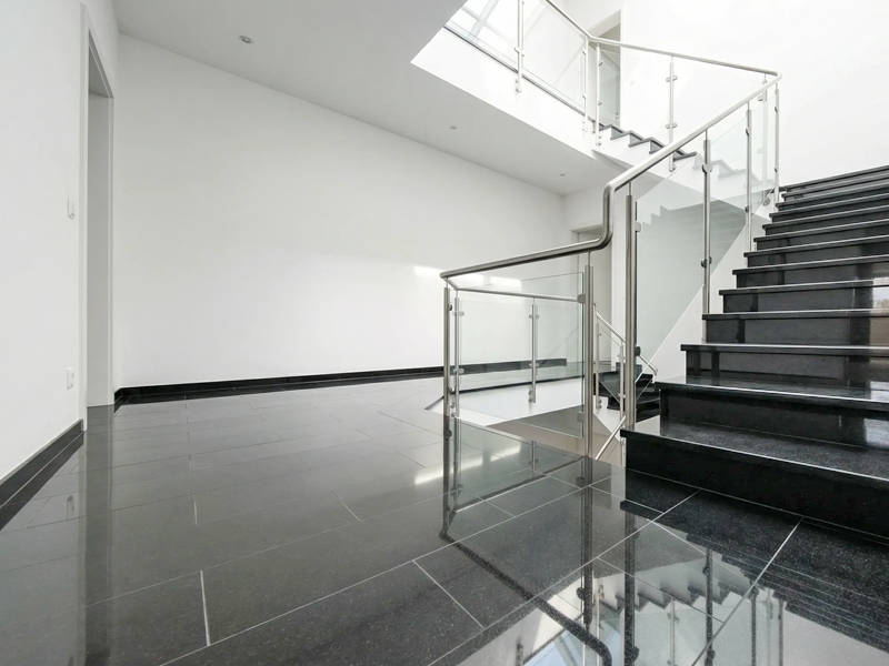 nero assoluto fliesen 60 40 treppenhaus hochglanz schwarz Nero Assoluto Fliesen 60x40 cm hochglänzend im Treppenhaus