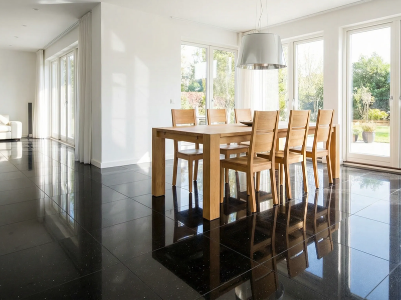 Nero Assoluto Fliesen im Esszimmer, hochglänzend poliert