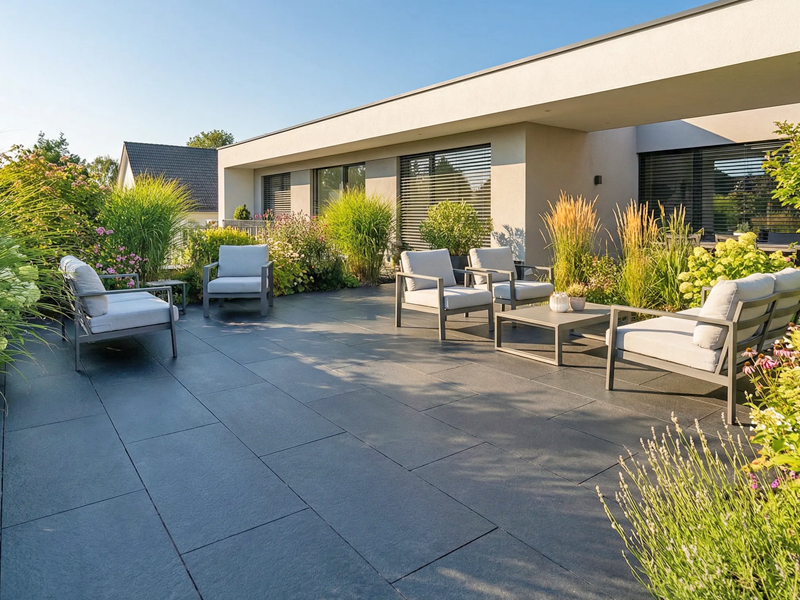 Nero Assoluto Bodenplatten mit Waterjet-Black-Oberfläche auf einer Gartenterrasse, tiefschwarz