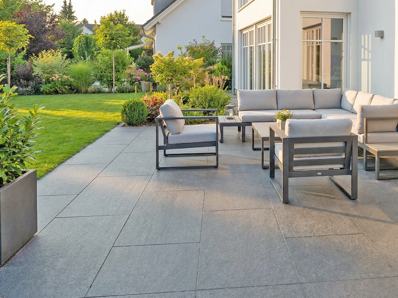 nero assoluto terrassenplatten geflammt gebuerstet gartenterrasse Nero Assoluto Bodenplatten mit geflammt und gebürsteter Oberfläche auf einer Gartenterrasse