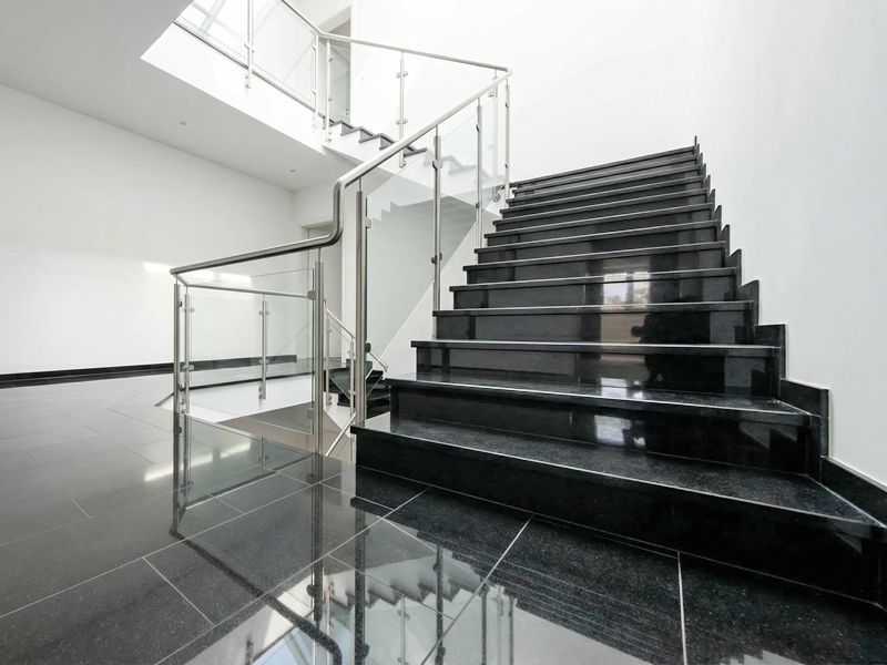 Nero Assoluto Bodenplatten und Treppenstufen in hochglänzender Ausführung