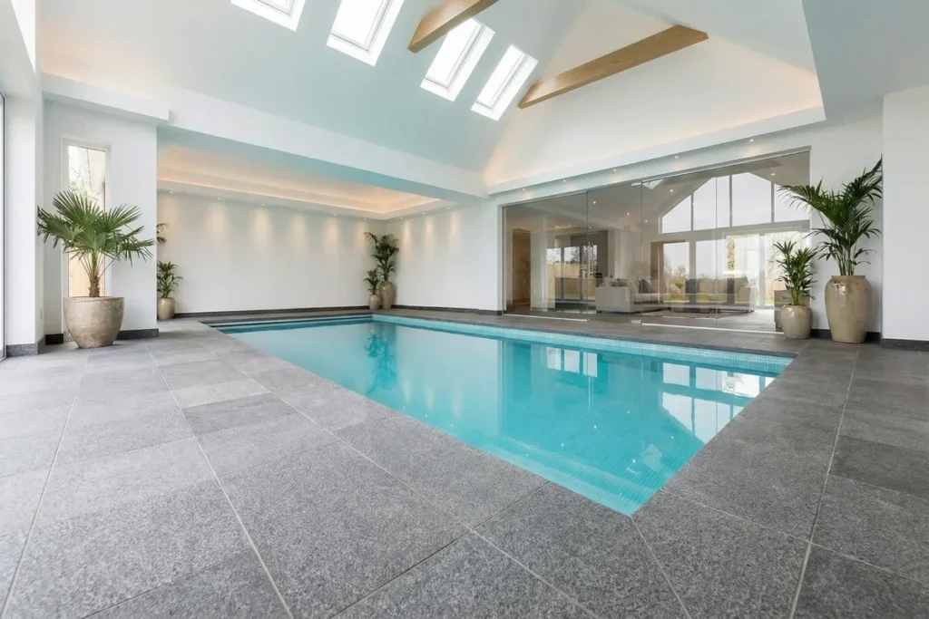 Nero Assoluto Poolumrandung für einen modernen Innenpool