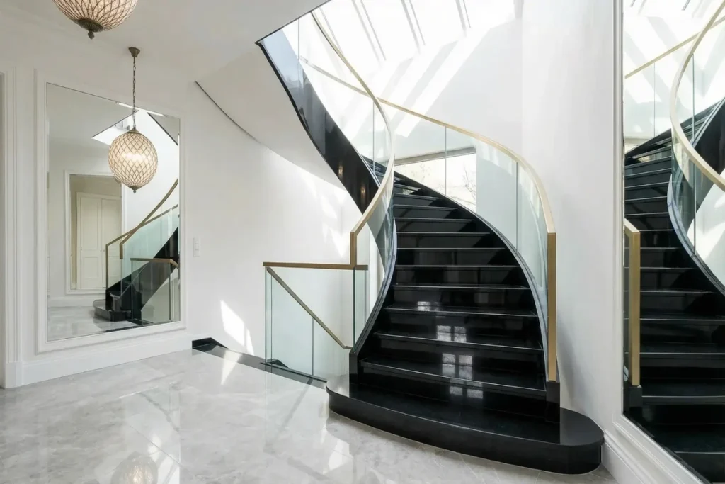 Gewendelte Innentreppe aus Nero Assoluto, millimetergenau maßgefertigt